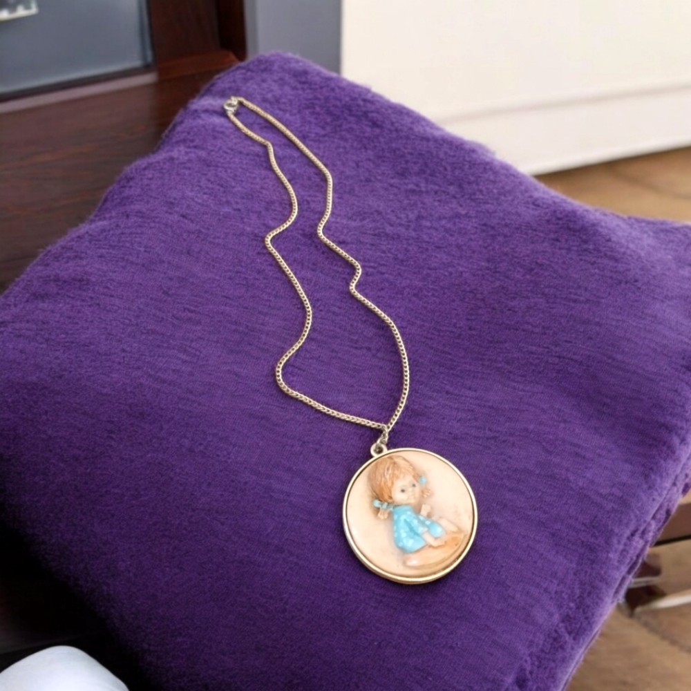 Vtg. Gold Pendant Necklace with Bear Design